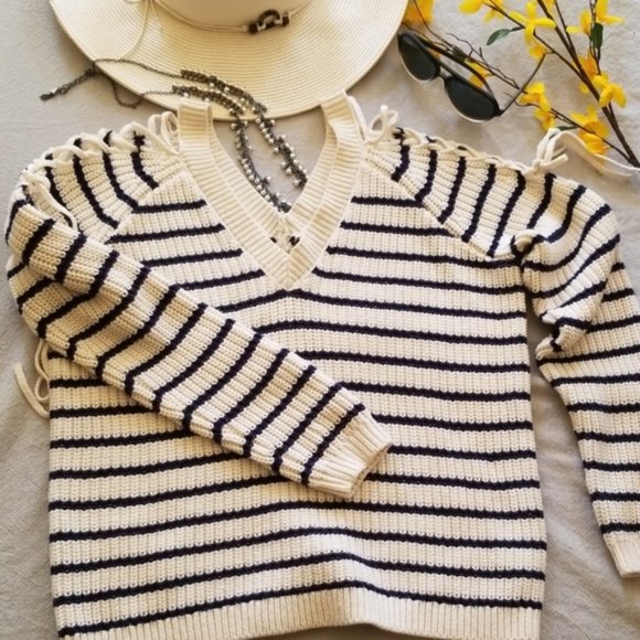 LA Hearts Lace Up Cold Shoulder Sweater L - Picture 2 of 4